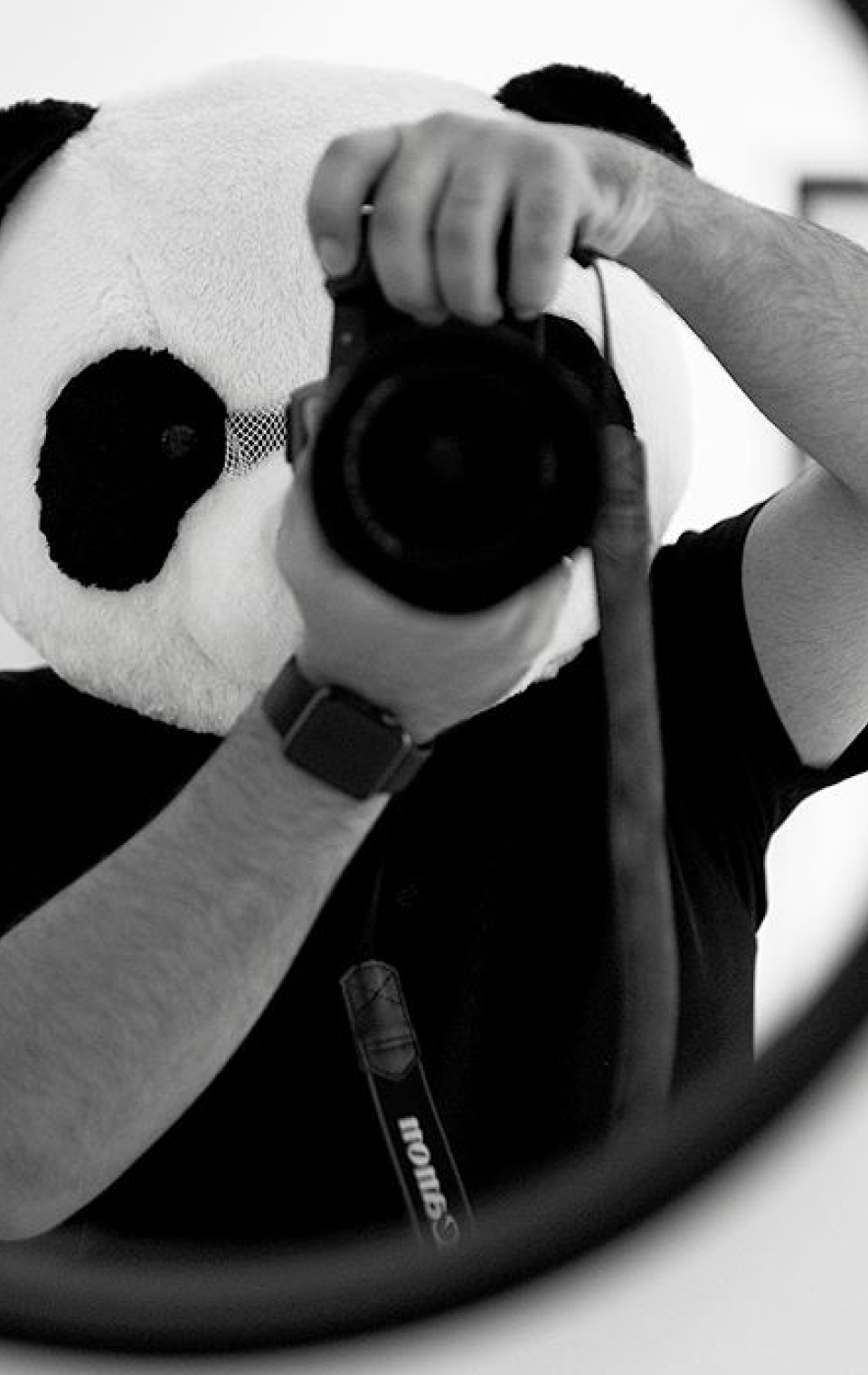 Fotografo con mascara de panda